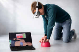 Teilnehmende erleben eine realistische Erste-Hilfe-Notfallsituation im VR-Training.